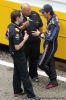 Mark Webber discutiendo con sus mecanicos en el Paddock